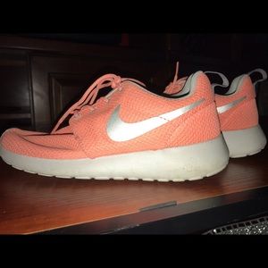 Nike roshes coral